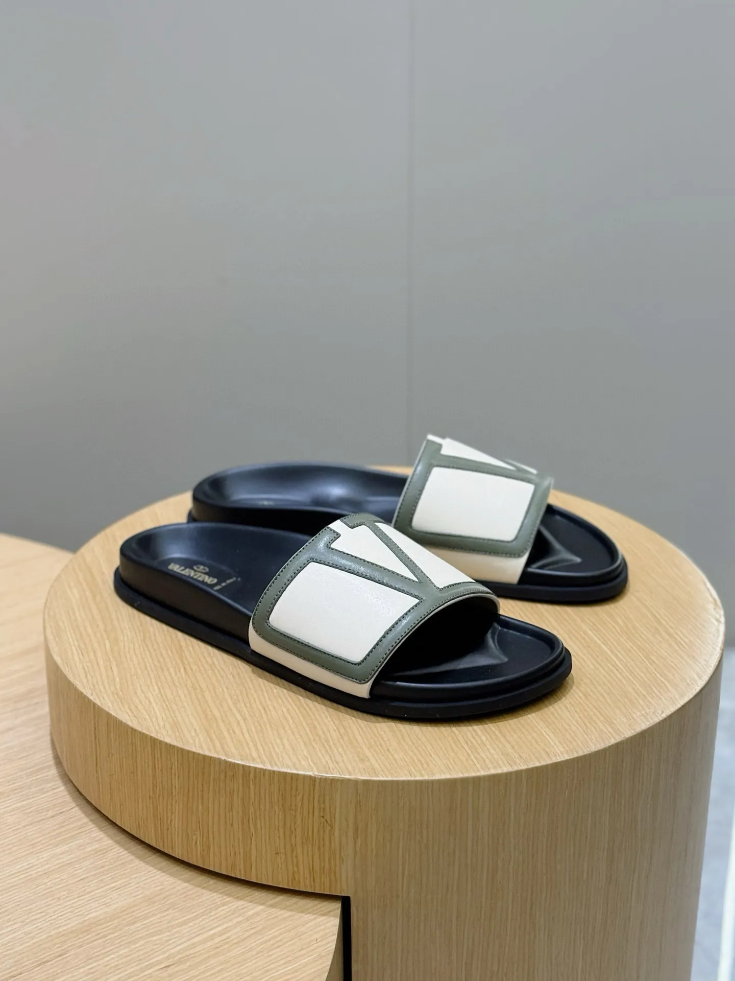 [VALENTINO] Top P: 540💰 Size: 39-44 (customized at 38.45) 🆕2025VLT — Valentino’s latest summer men’s slippers. The use of imported cowhide elements on slippers has been sublimated! It is worthy of recognition both visually and in terms of quality. Excellent quality, comfortable and durable! The embellishment of the perforated V hardware on the toe adds a sense of fashion! Cowhide feet